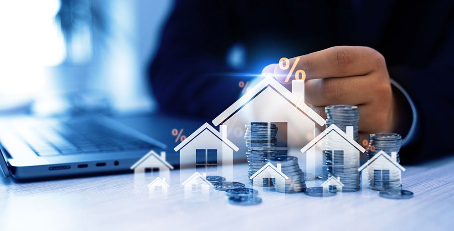 L'image montre des mains, avec des icônes financières et immobilières flottant au-dessus de pièces de monnaie.