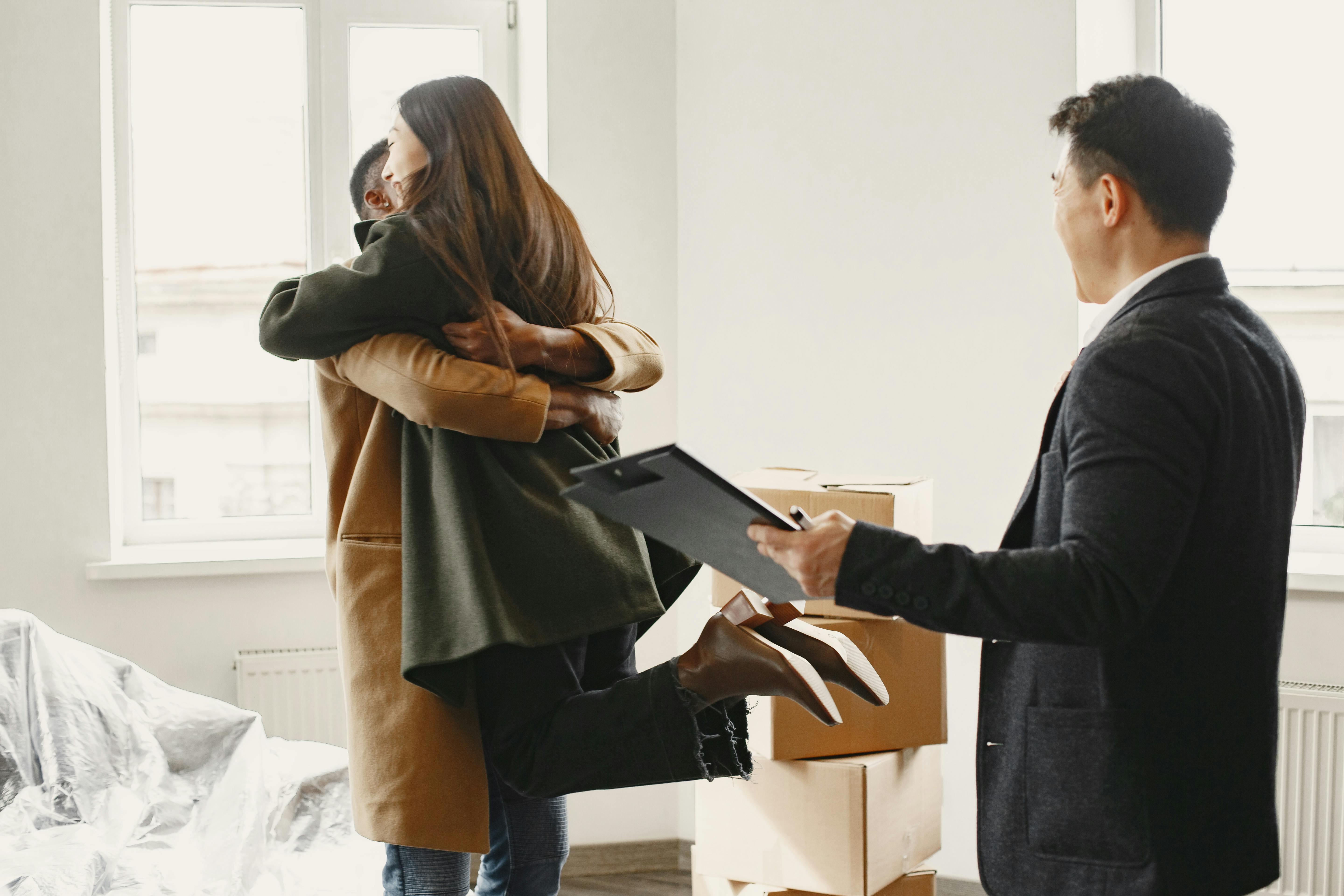 Jeune couple heureux suite &agrave; l'achat de leur logement